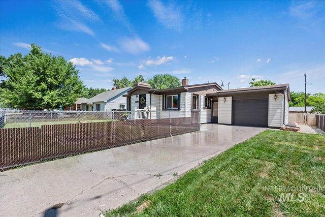 860 N 8th E, Mountain Home, ID 83647