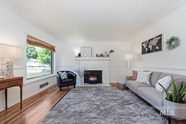 860 N 8th E, Mountain Home, ID 83647