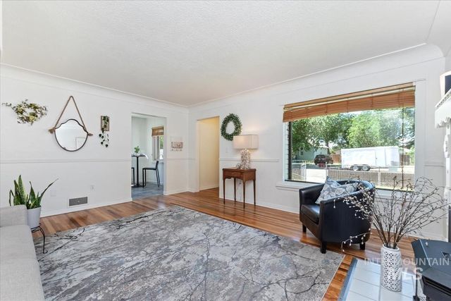860 N 8th E, Mountain Home, ID 83647