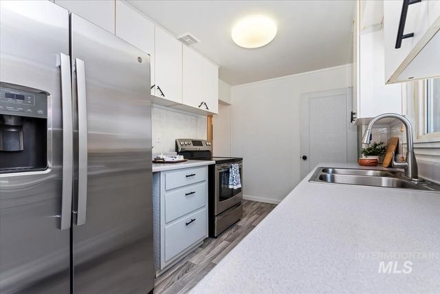 860 N 8th E, Mountain Home, ID 83647