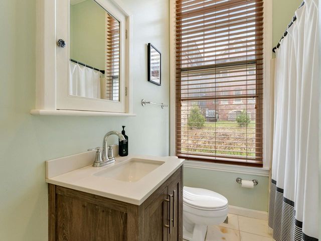 300 Main St Apt 2, Burlington, VT 05401