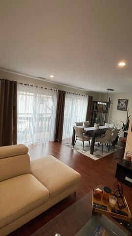 1327 Williamsburg Drive B2, Schaumburg, IL 60193