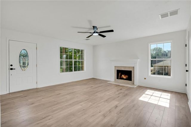 136 Calico Loop, Grantville, GA 30220