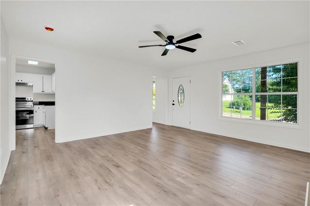 136 Calico Loop, Grantville, GA 30220