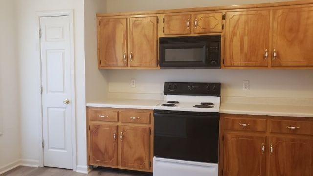235 State Line Dr, Oak Grove, KY 42262