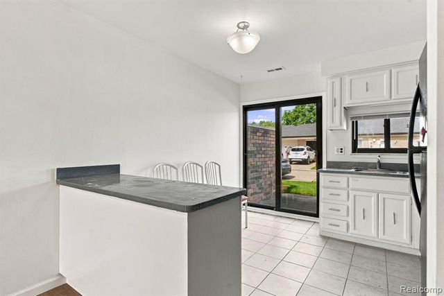 32730 Valley Drive, Warren, MI 48093
