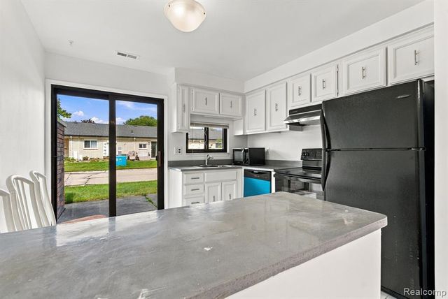 32730 Valley Drive, Warren, MI 48093