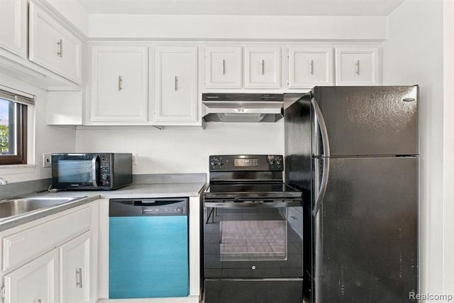 32730 Valley Drive, Warren, MI 48093
