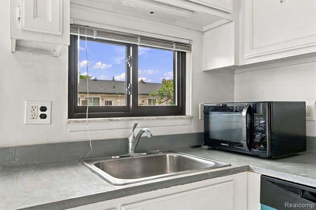 32730 Valley Drive, Warren, MI 48093
