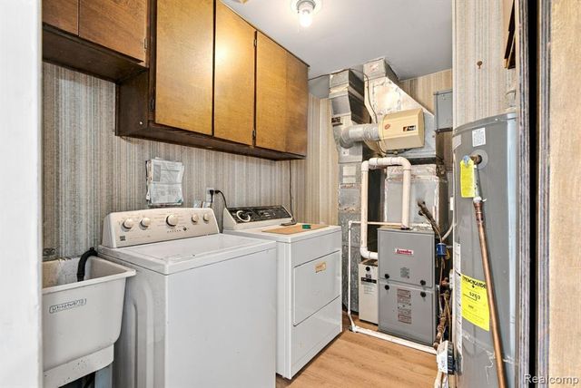 32730 Valley Drive, Warren, MI 48093