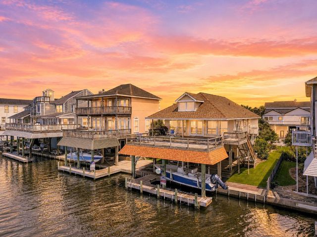 243 Isles End Road RR2, Tiki Island, TX 77554