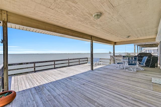 243 Isles End Road RR2, Tiki Island, TX 77554