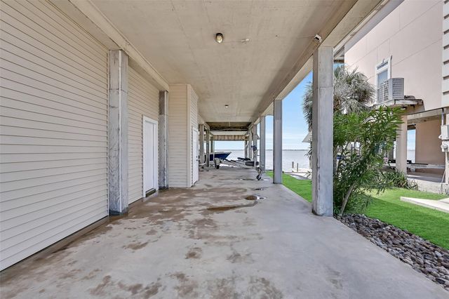 243 Isles End Road RR2, Tiki Island, TX 77554