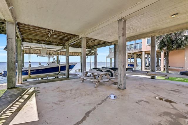 243 Isles End Road RR2, Tiki Island, TX 77554