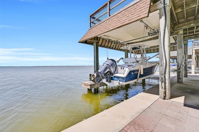 243 Isles End Road RR2, Tiki Island, TX 77554