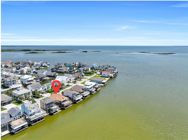 243 Isles End Road RR2, Tiki Island, TX 77554