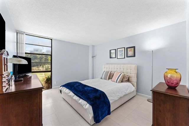 20500 W Country Club Drive 210, Aventura, FL 33180