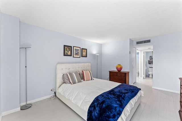 20500 W Country Club Drive 210, Aventura, FL 33180