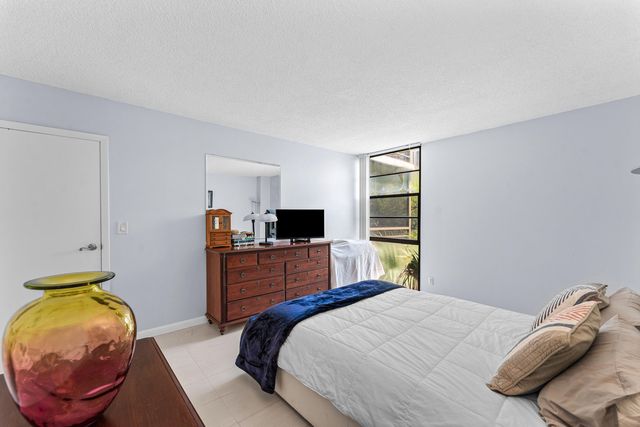 20500 W Country Club Drive 210, Aventura, FL 33180