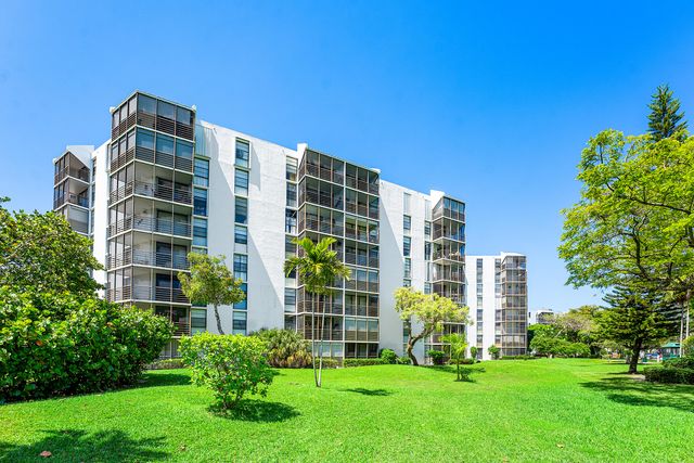 20500 W Country Club Drive 210, Aventura, FL 33180