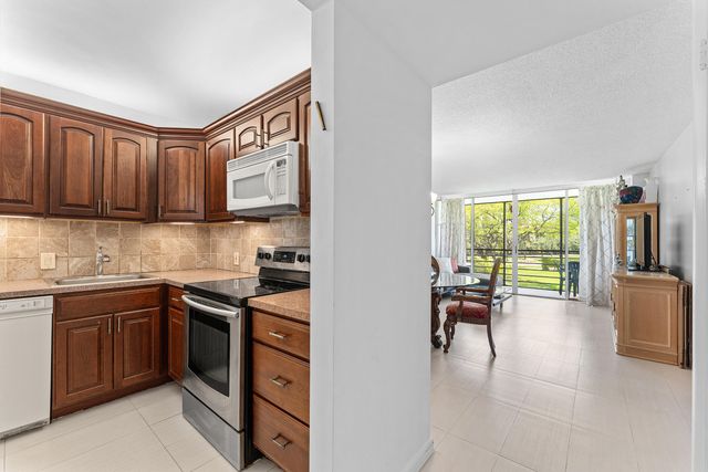 20500 W Country Club Drive 210, Aventura, FL 33180