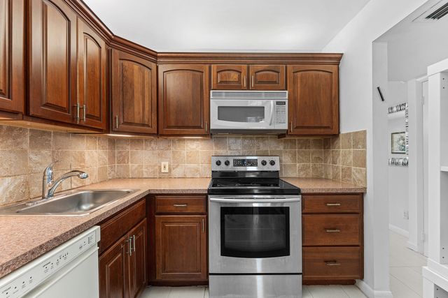 20500 W Country Club Drive 210, Aventura, FL 33180