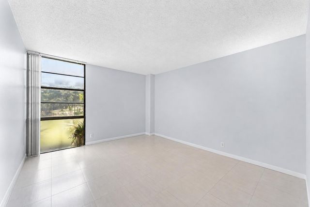 20500 W Country Club Drive 210, Aventura, FL 33180