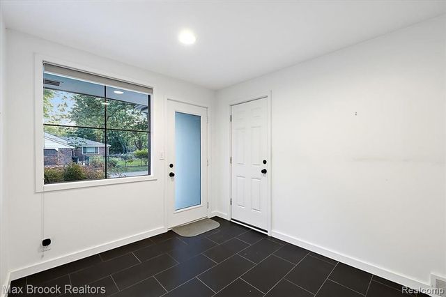 16026 Lauderdale Avenue, Beverly Hills, MI 48025