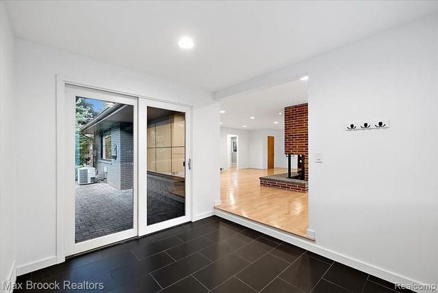 16026 Lauderdale Avenue, Beverly Hills, MI 48025