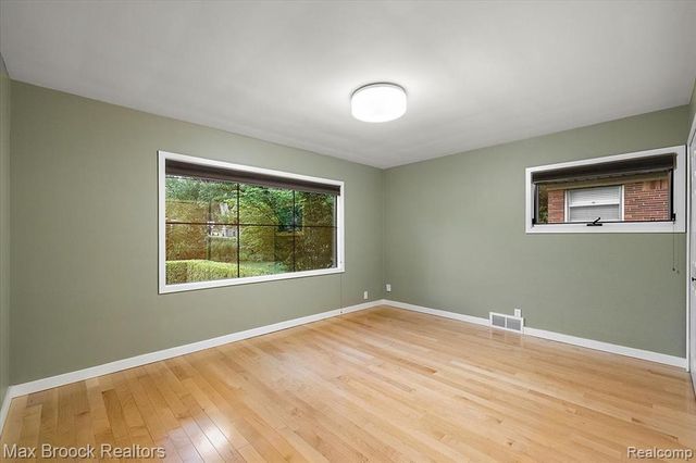 16026 Lauderdale Avenue, Beverly Hills, MI 48025