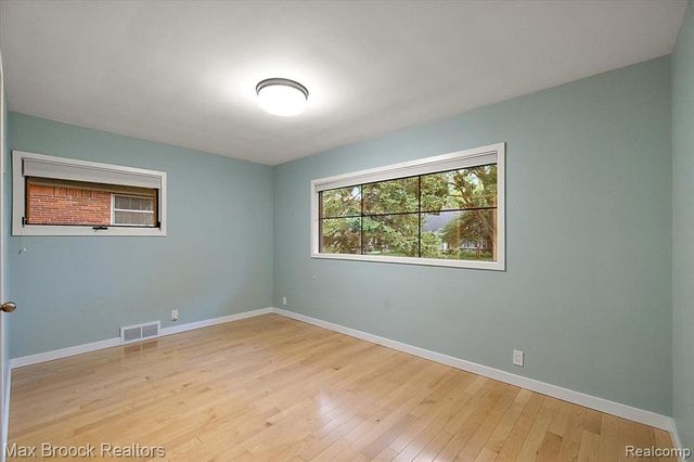 16026 Lauderdale Avenue, Beverly Hills, MI 48025