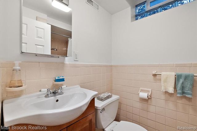 16026 Lauderdale Avenue, Beverly Hills, MI 48025