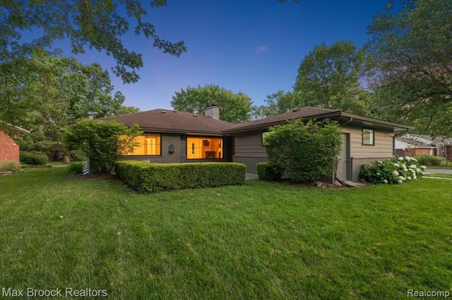 16026 Lauderdale Avenue, Beverly Hills, MI 48025