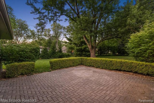 16026 Lauderdale Avenue, Beverly Hills, MI 48025