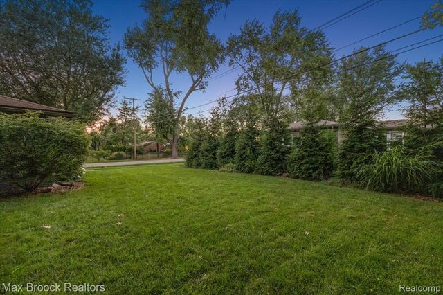 16026 Lauderdale Avenue, Beverly Hills, MI 48025