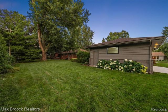 16026 Lauderdale Avenue, Beverly Hills, MI 48025
