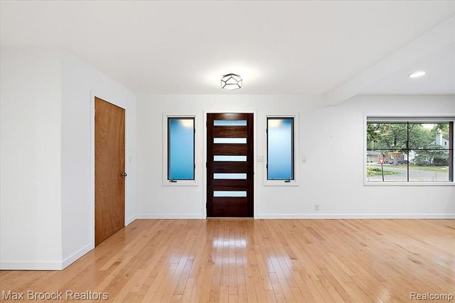 16026 Lauderdale Avenue, Beverly Hills, MI 48025
