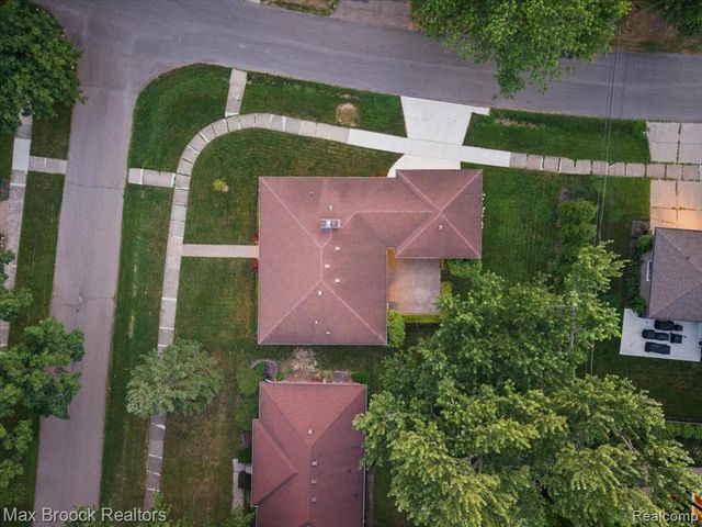 16026 Lauderdale Avenue, Beverly Hills, MI 48025