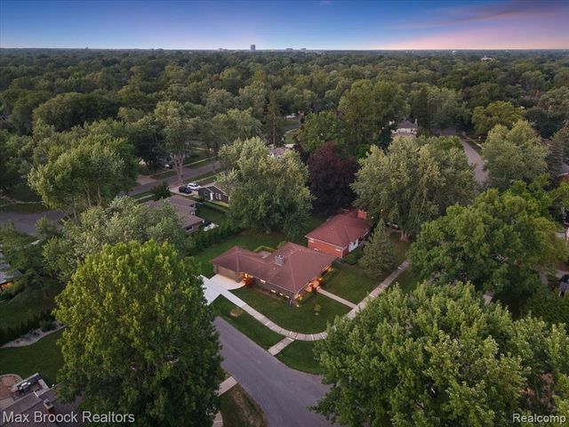 16026 Lauderdale Avenue, Beverly Hills, MI 48025