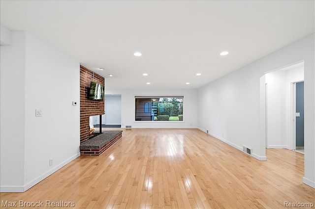 16026 Lauderdale Avenue, Beverly Hills, MI 48025