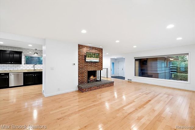 16026 Lauderdale Avenue, Beverly Hills, MI 48025
