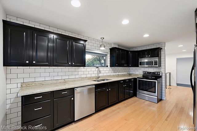 16026 Lauderdale Avenue, Beverly Hills, MI 48025