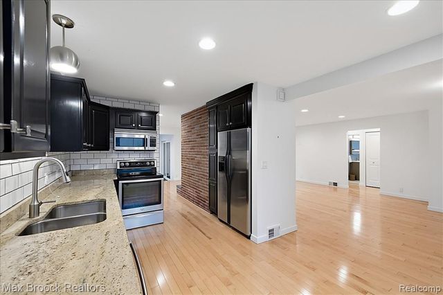 16026 Lauderdale Avenue, Beverly Hills, MI 48025