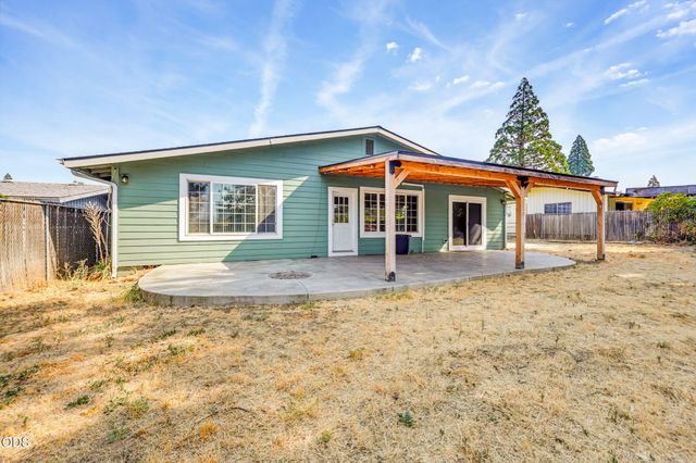 208 Kings Way, Central Point, OR 97502