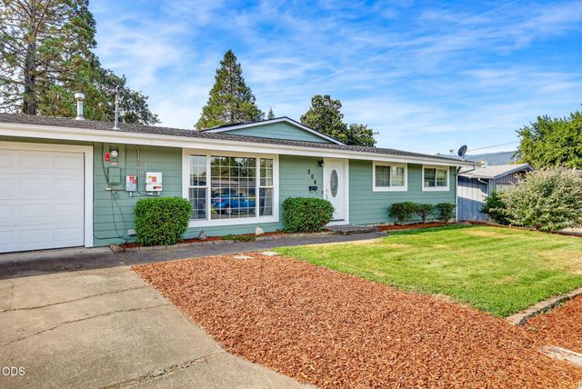 208 Kings Way, Central Point, OR 97502