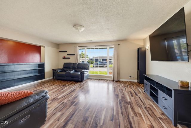 208 Kings Way, Central Point, OR 97502