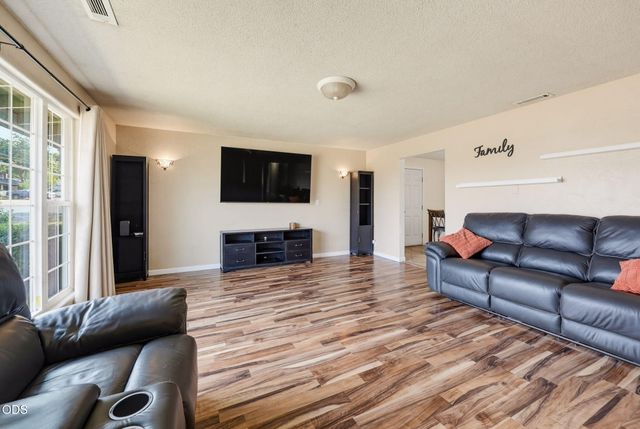 208 Kings Way, Central Point, OR 97502