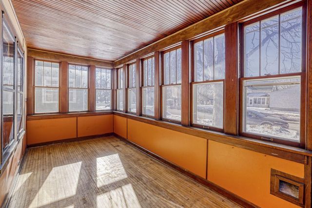 1002 Earl Street, Saint Paul, MN 55106