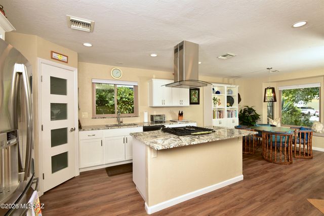 1138 W Masters Circle W, Tucson, AZ 85737