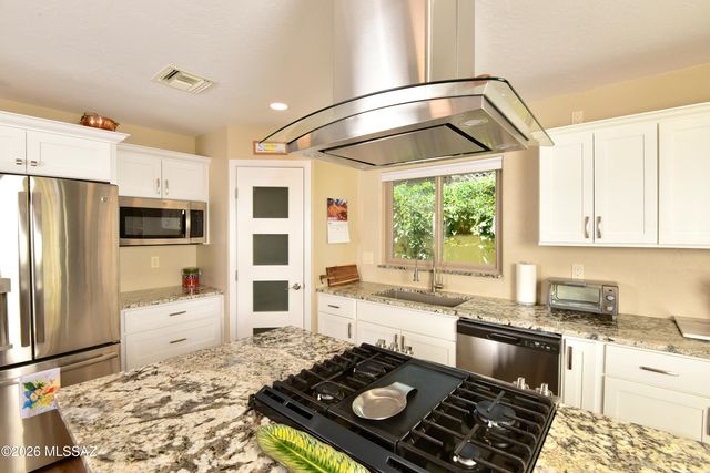 1138 W Masters Circle W, Tucson, AZ 85737